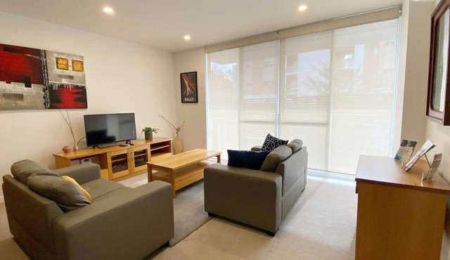 2BR Light Filled and Cosy Apartment - Hosted by CanStay