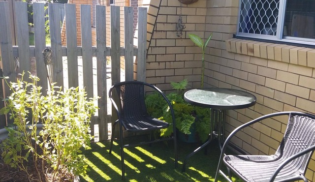 2BR villa in quiet cul-de-sac with BBQ, herb garden, games, parking,