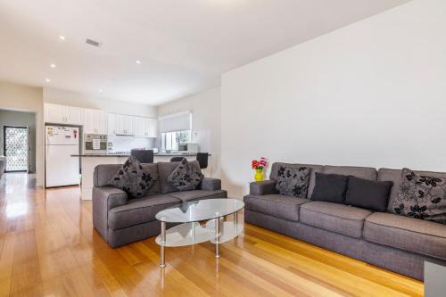 2BR with Free Parking 2min to Seaholme Station