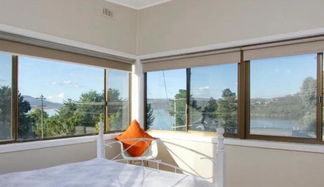 3 Bedroom Lakeview Cottage with Drying/Bike Room