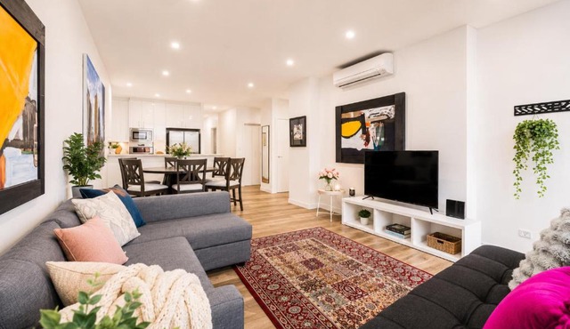3BR Apartment with secure Parking & Walk to Darling Harbour, ICC & CBD