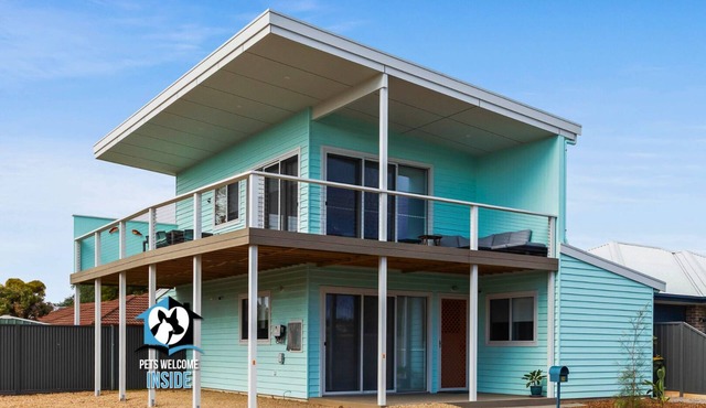 3BR Retro Charm: Beach House Getaway