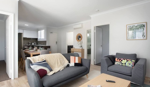 3BR Sanctuary: Riverside Escape Near Freo & Perth