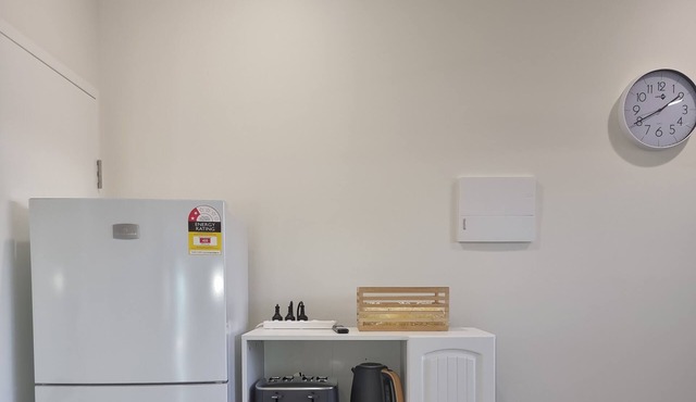3km from CBD. 4-year-old, modern, self-contained unit with a homely touch.