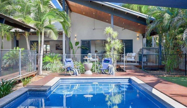 4 Bedroom 2 Bathroom Luxury House with Pool (Sleeps 10)
