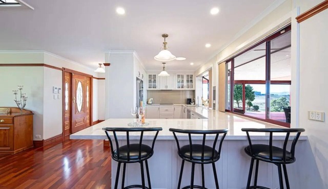 4-Bedroom Getaway with Panoramic Views and Close to Barossa Valley Attractions