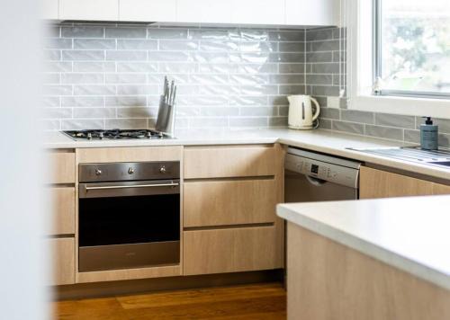 400m walk to Main Beach! Garage - BBQ - Patio in Ocean Grove