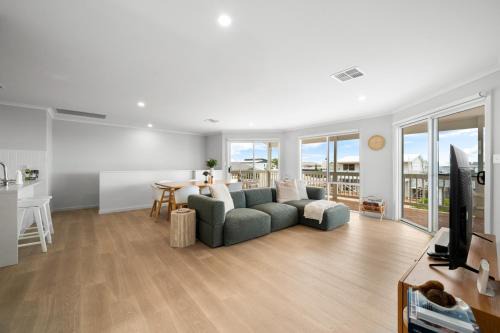 4BR Coastal Family Retreat Near North Beach BBQ