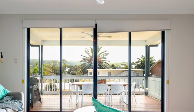 4BR Contemporary Coastal Home with Rural Outlook.
