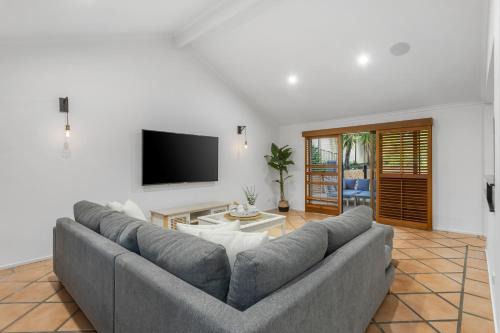 4BR Family Oasis with Pool, Modern and Spacious - Robina