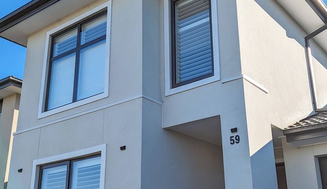 5 Bedrooms, 4 and half Bathrooms, Spacious, Bright Clyde Stay Near Parks & Shop