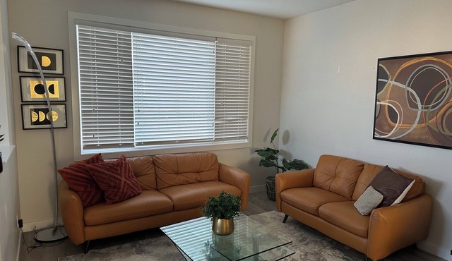 5 minutes to YMCA. Beautiful decorated 4 bedroom house in a nice neighborhood in Lethbridge