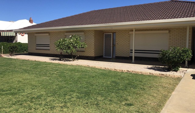 500 metres from Moonta Bay Beach & Jetty. Free wi-fi. Well equipped holiday home