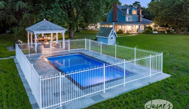 7 bed 7 bath, Lakehouse on Lake Ontario! Pool, Hot tub, 5 acres! in St. Catharines Central
