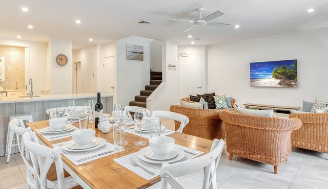 7 Plantation House - Beachfront Location
