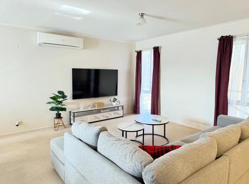 8 Bedroom Retreat - 2 Full Houses on Property in Frankston