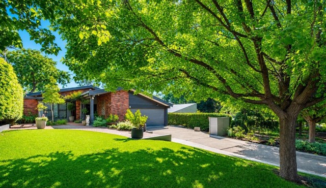 A Striking Contemporary Home in the Heart of Dubbo 5mins drive to DUBBO ZOO & 4mins to DUBBO GOLF CLUB & 9mins to DUBBO AIRPORT