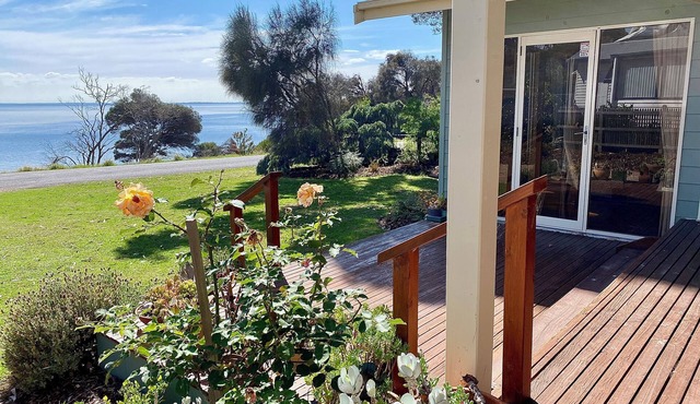 Absolute waterfront views, a cosy, country style retreat, set amongst the trees. in Newhaven