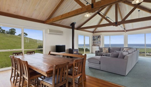ACACIA BRAE - spectacular views + family home