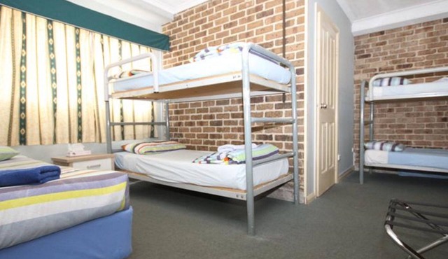 Acacia Snowy Motel
