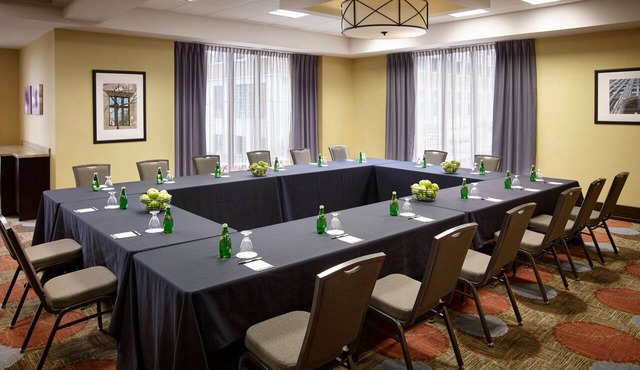 Accessible Suite w/Transfer Shwr | Free Breakfast in Hamilton