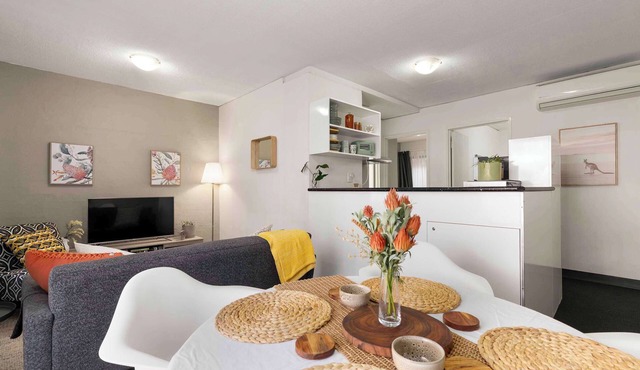 Adelaide West End Apt Near UniSA & Parking