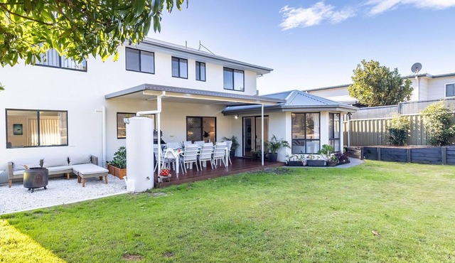 Akoya House 122 Tomaree Rd Pet friendly linen air conditioning WiFi and boat parking