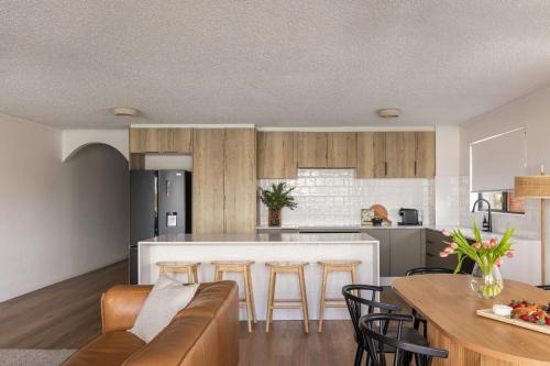 Ali's Waterfront Escape - Relaxing Getaway, Near Kirra Beach