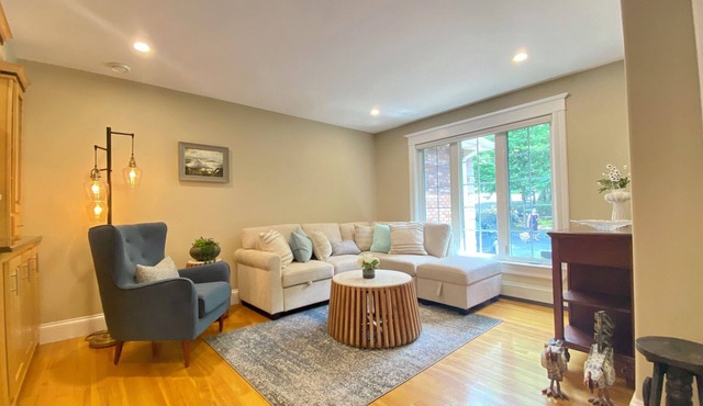 Amazing lakefront house with hottub in golf course in Hammonds Plains