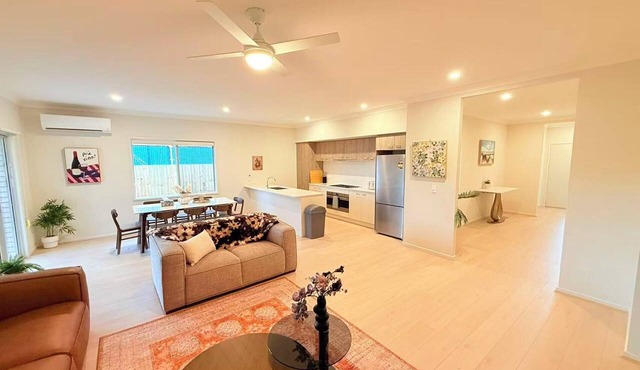 Amazing mountain views& Pet Friendly& Fully Fenced in Upper Kedron