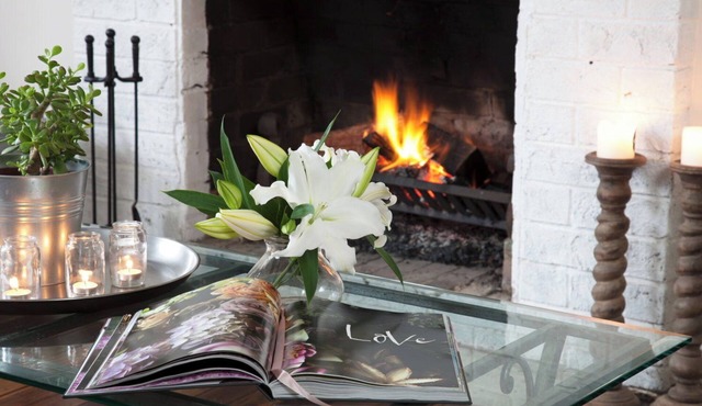 Ambient Cottage, open fire, walk to village. The perfect pet friendly slow stay.