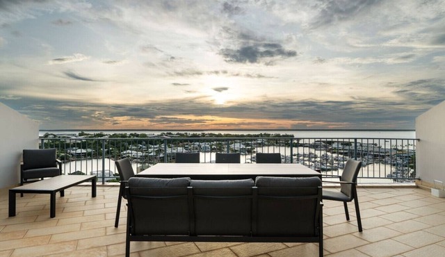 Anchor Point Penthouse: Marina Views ~ Pool ~ BBQs