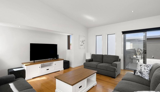 Anderson Central Townhouse - Walk to Shops & Beach