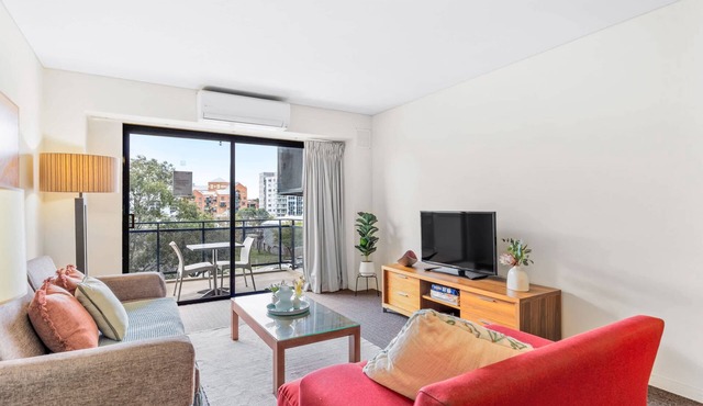 Apartment with City Views in East Perth