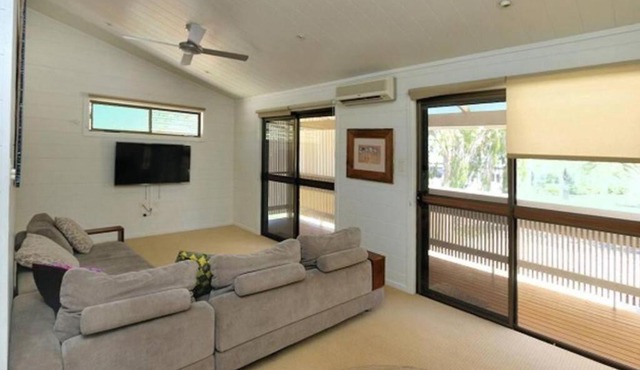 Archies Beach Abode - 50m to beach, sleeps up to 14 in Bargara