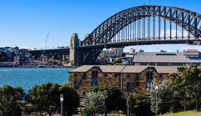 Art Deco Harbour Suite with Private Rooftop - Walk to Circular Quay