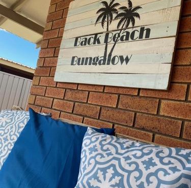 Back beach bungalow - Great Family Getaway