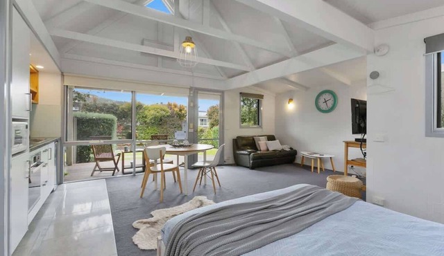 Bay Beach Hut ~ Heated Floor ~ 50m Cafes