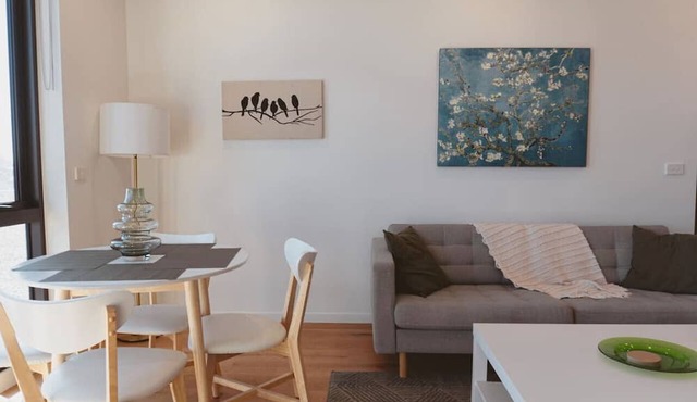 Bay St Retreat - 2BR 2Bath Stay