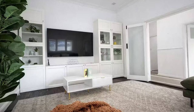 Bayswater Hideaway | Sauna, Outdoor Decks & Comfort, Near Train, CBD & Airport