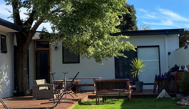 Beach Escape, 7 min walk quiet beach Big Yard, Pets ,decks back front 3 Bath