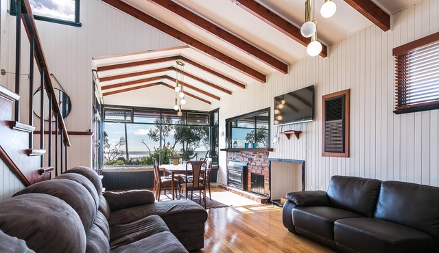 Beach Front Beauty@Safety Beach - Ddirectly opposite the beach with large back yard.