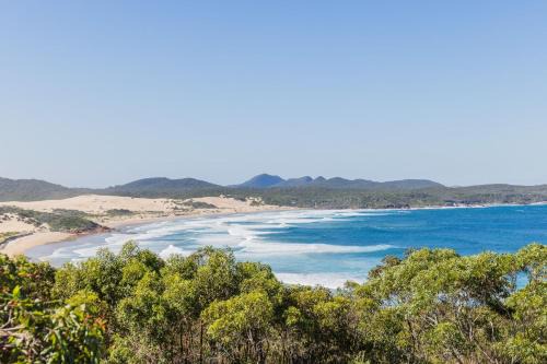 Beach House 7, Air Conditioned, Wi-Fi, Foxtel, Linen, Communal Pool and Spa