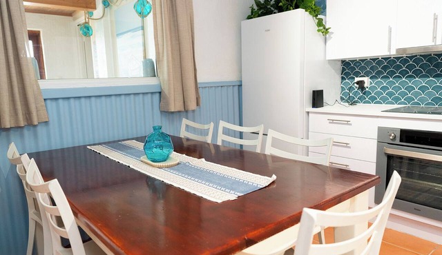 Beachfront apartment with pool, 4 minutes walk to Indian Ocean. Sleeps 6