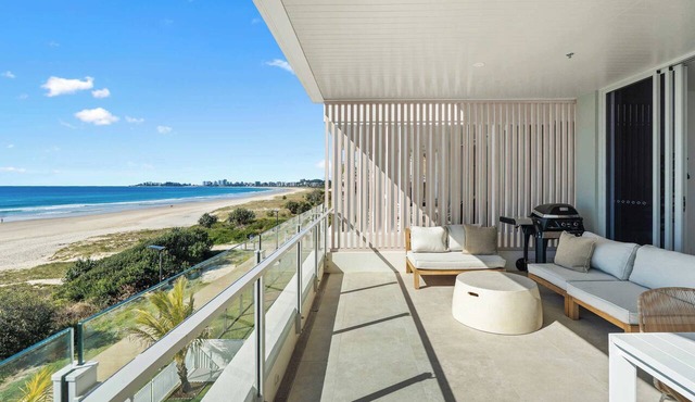 Beachfront | Pool | BBQ | Sleeps 8 in Tugun
