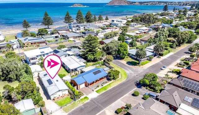 Beachside Family Retreat | 4BR | Pet Friendly | Walk to Encounter Bay