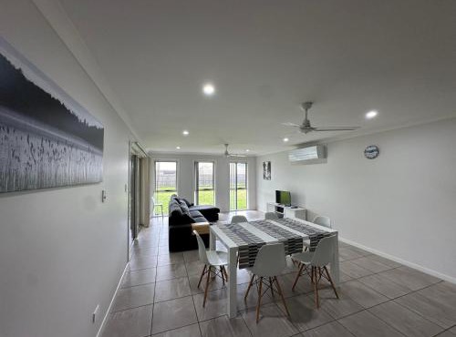 Beautiful 4 bdr house - Sandstone point, Bribie in Sandstone Point