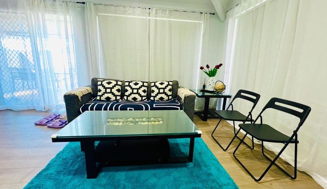 Beautiful home Queen bed near train station