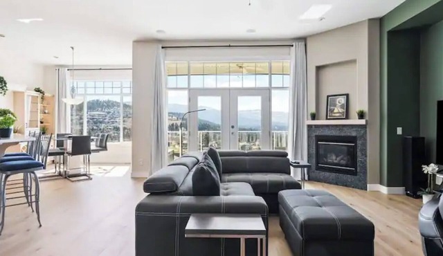 Beautiful Mountain & Lake Views/Upper Level Home/King Bed/Sleeps 5 in Kelowna