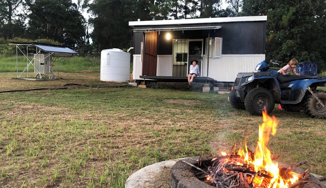 Bee Farm Off-Grid Tiny Home Stay. Pet Friendly!